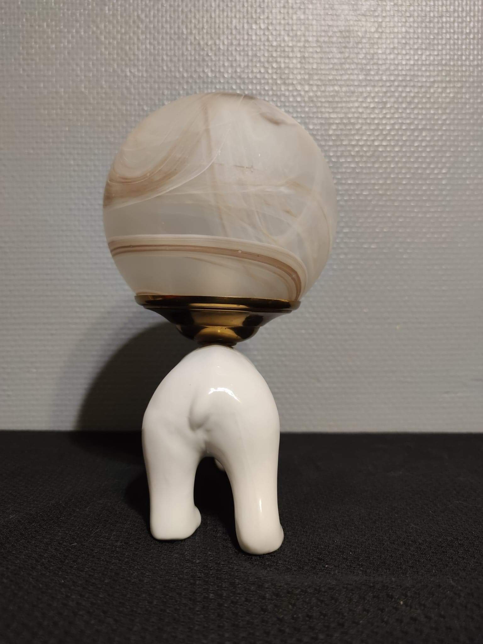 Lampe ours en céramique blanche et globe opaline