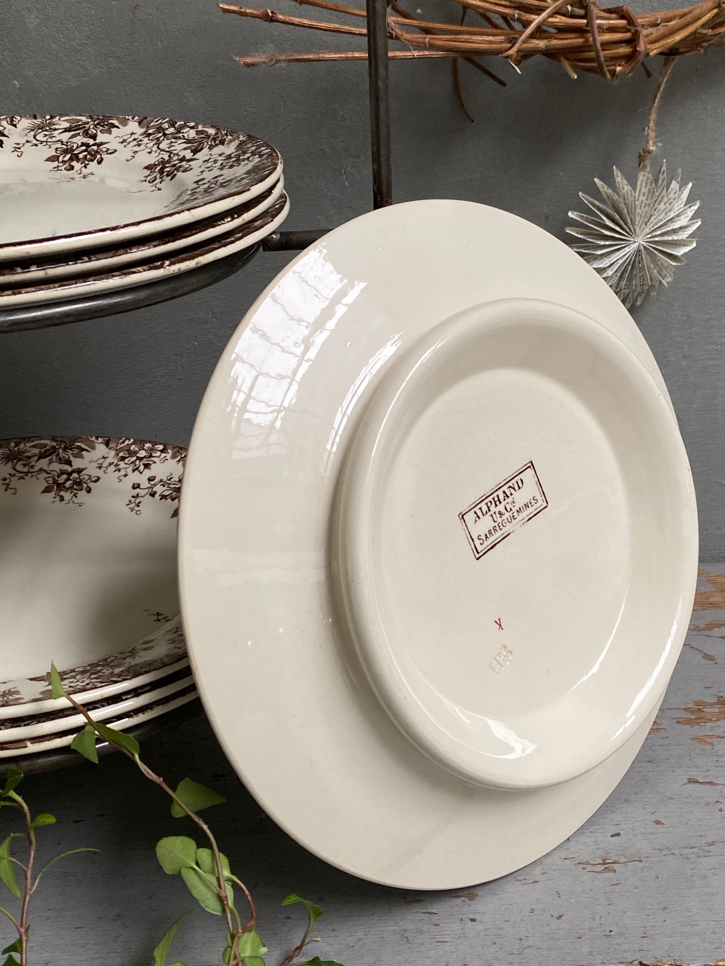 Plat sur piédouche faïence de Sarreguemines