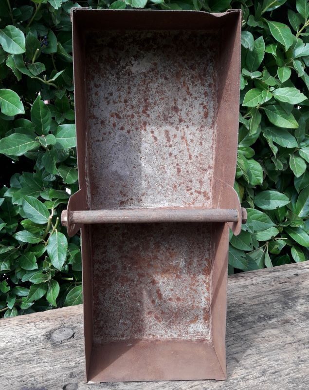 Metal crate with 2 compartments