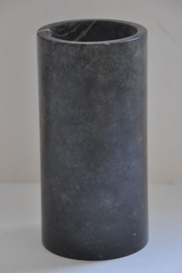 Vase rouleau en marbre gris signé