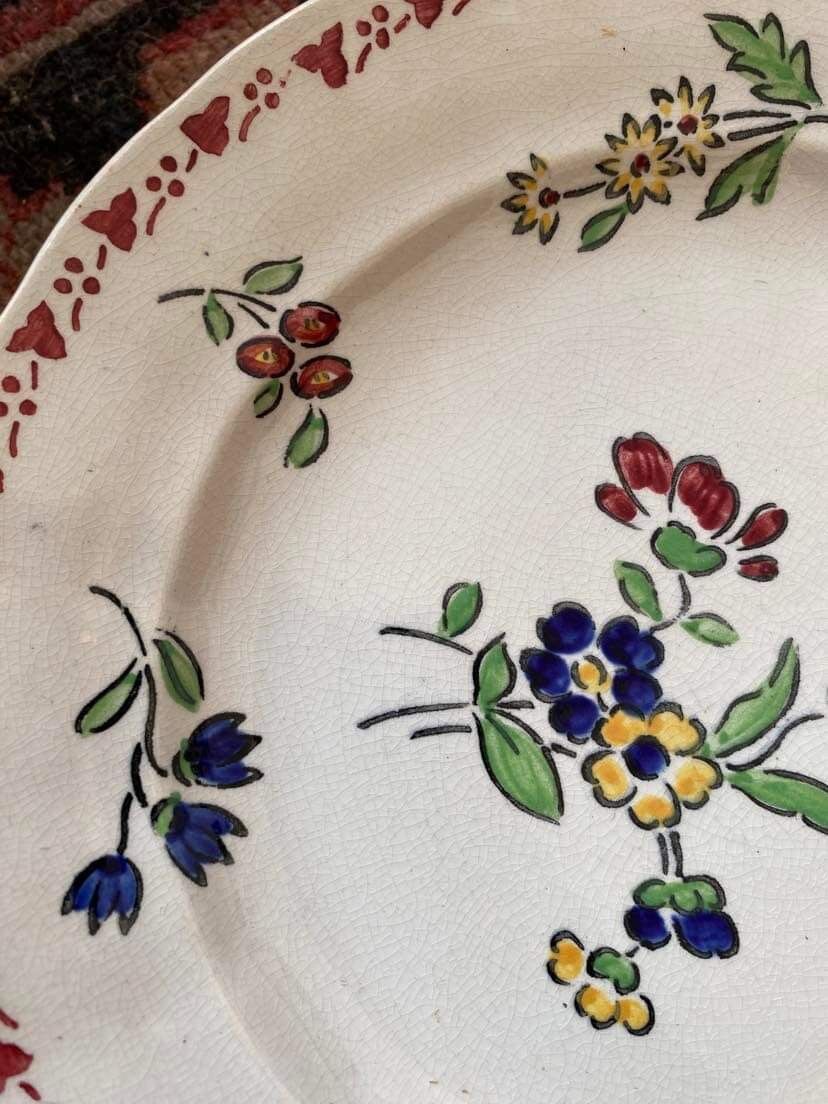 7 hand-painted flowered dinner plates.