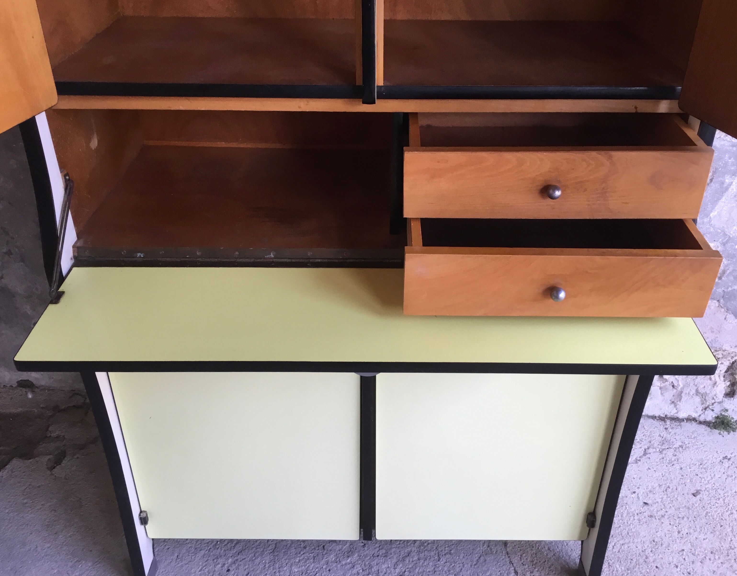 Vintage kitchen buffet in yellow and red formica - 1950