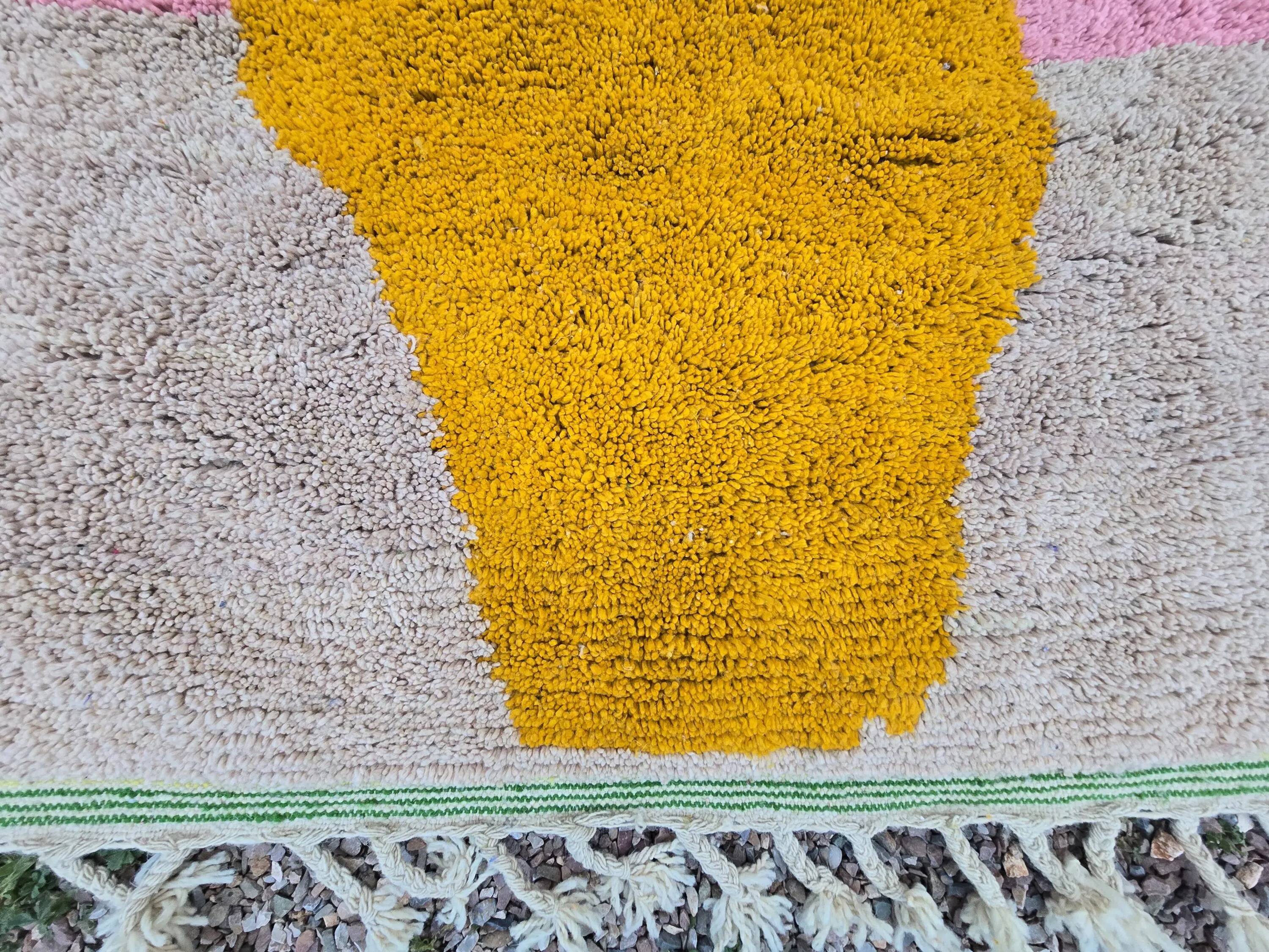 Berber rug in pure wool, handmade, 250x150 cm, made in Morocco.