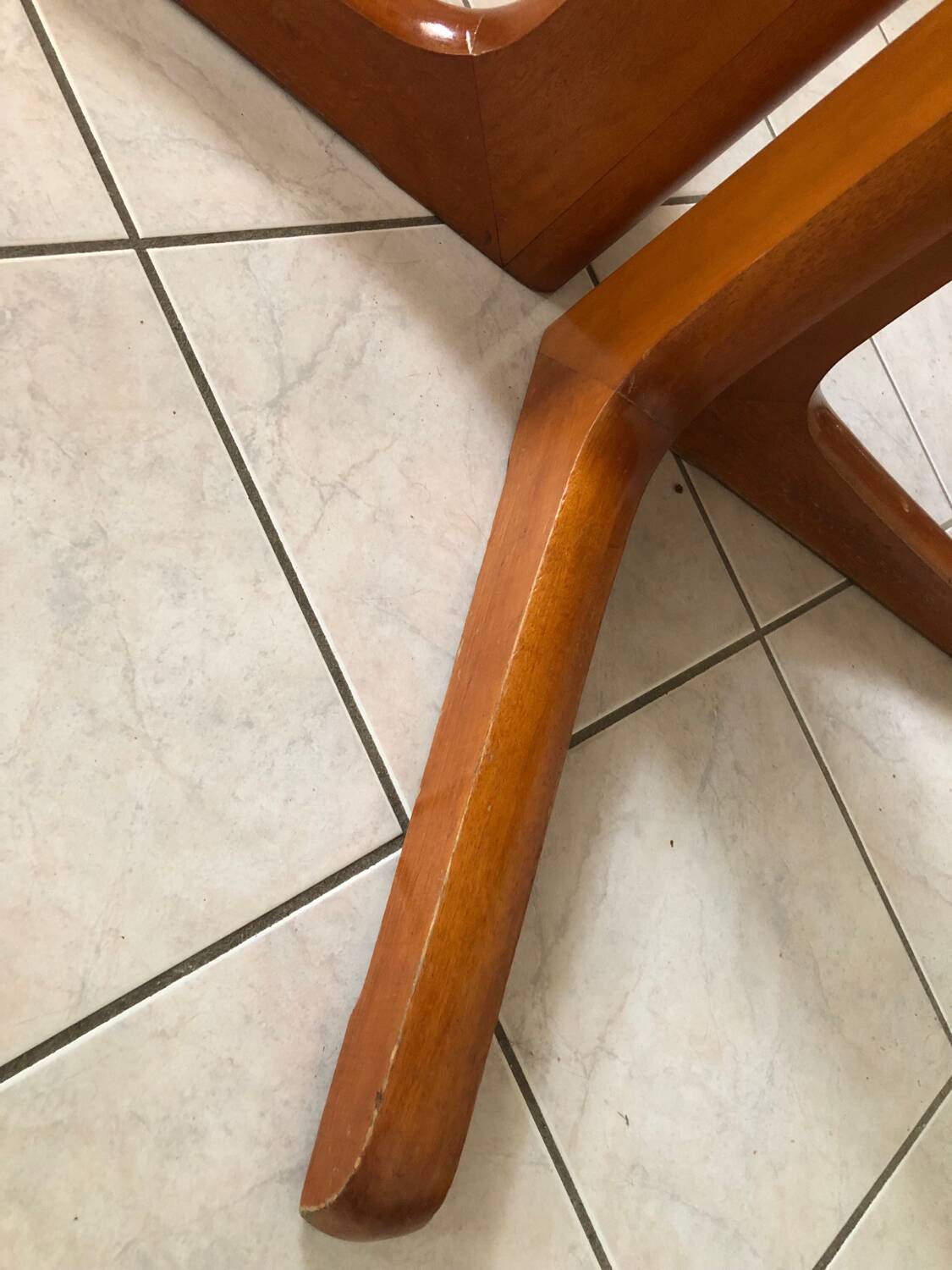 Baumann extendable round table