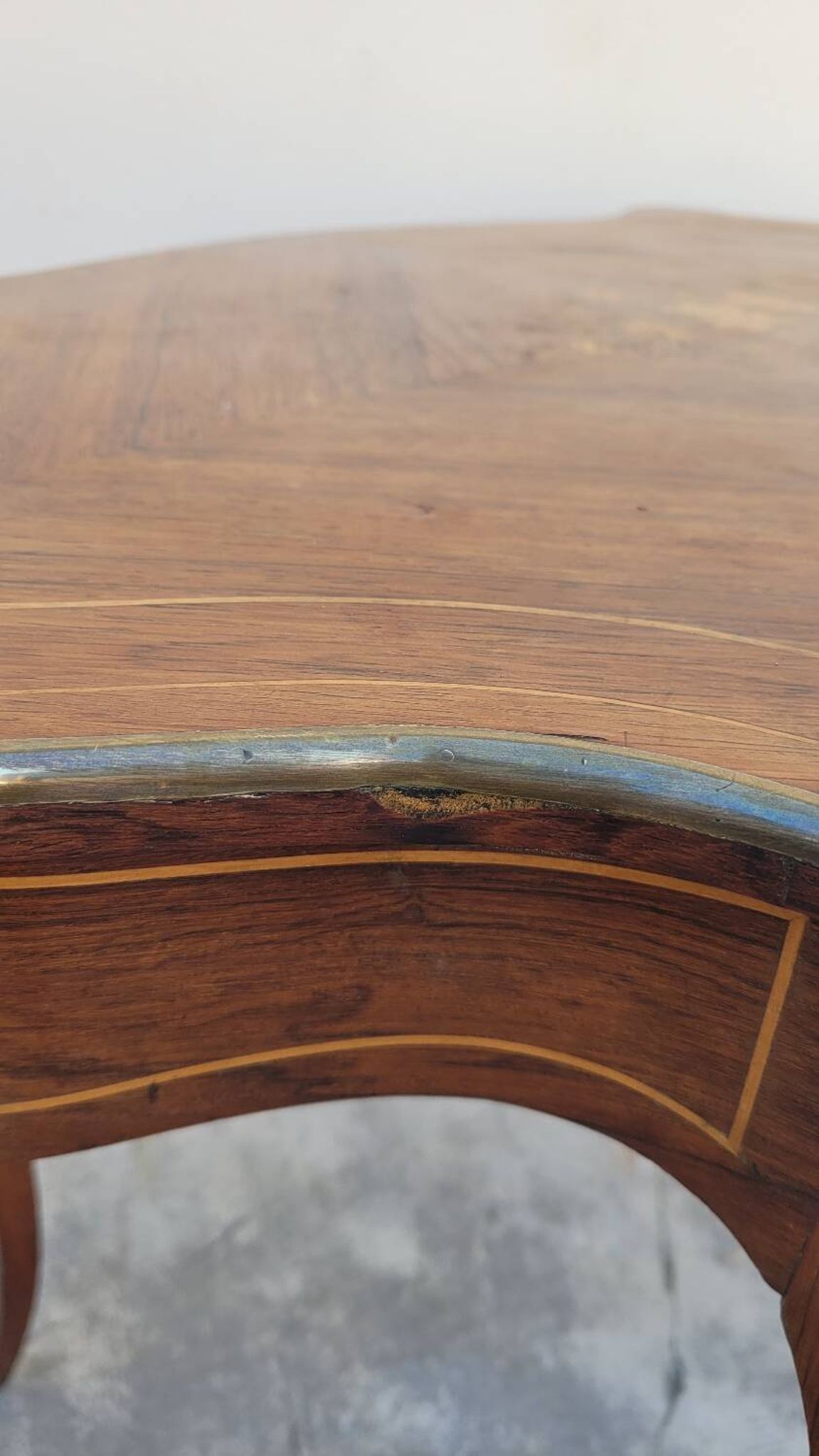 Table bureau de milieu de forme violonnée Napoléon iii 19ème en marqueterie