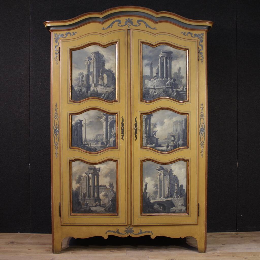 Petite armoire piémontaise laquée, dorée et peinte du 20e siècle.