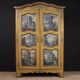 Petite armoire piémontaise laquée, dorée et peinte du 20e siècle.