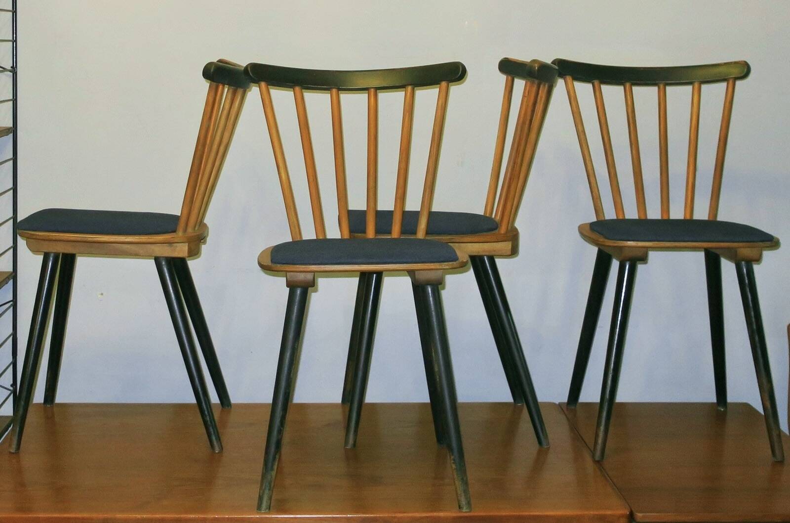 Ensemble de 4 chaises de salle à manger avec des pieds évasés et des housses de siège bleu marine, années 1960.