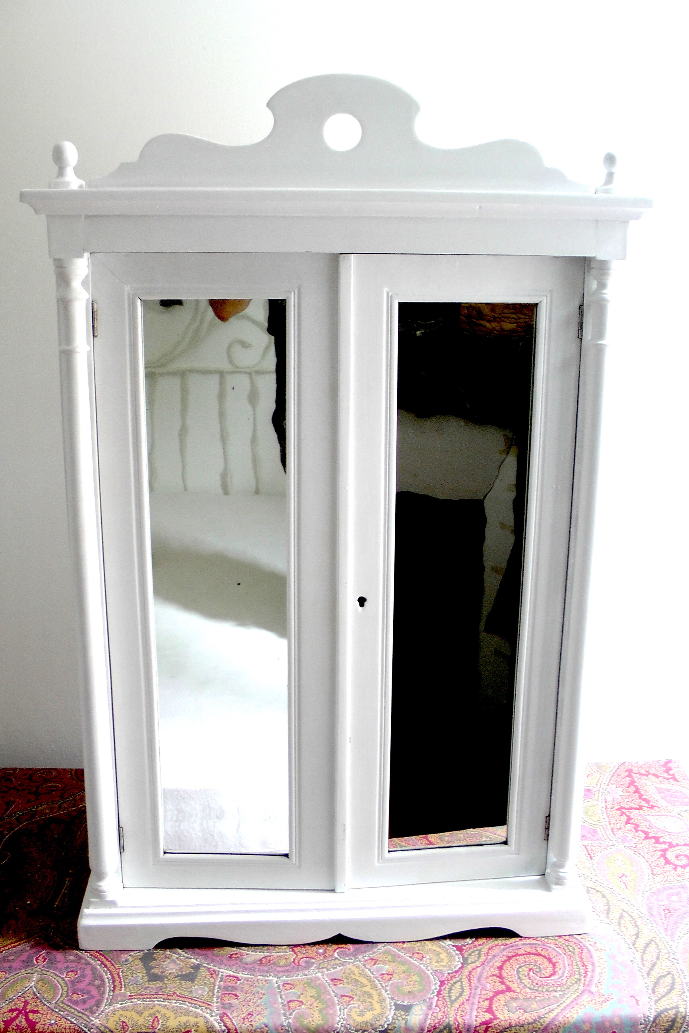 Wall cabinet with mirror