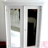 Wall cabinet with mirror