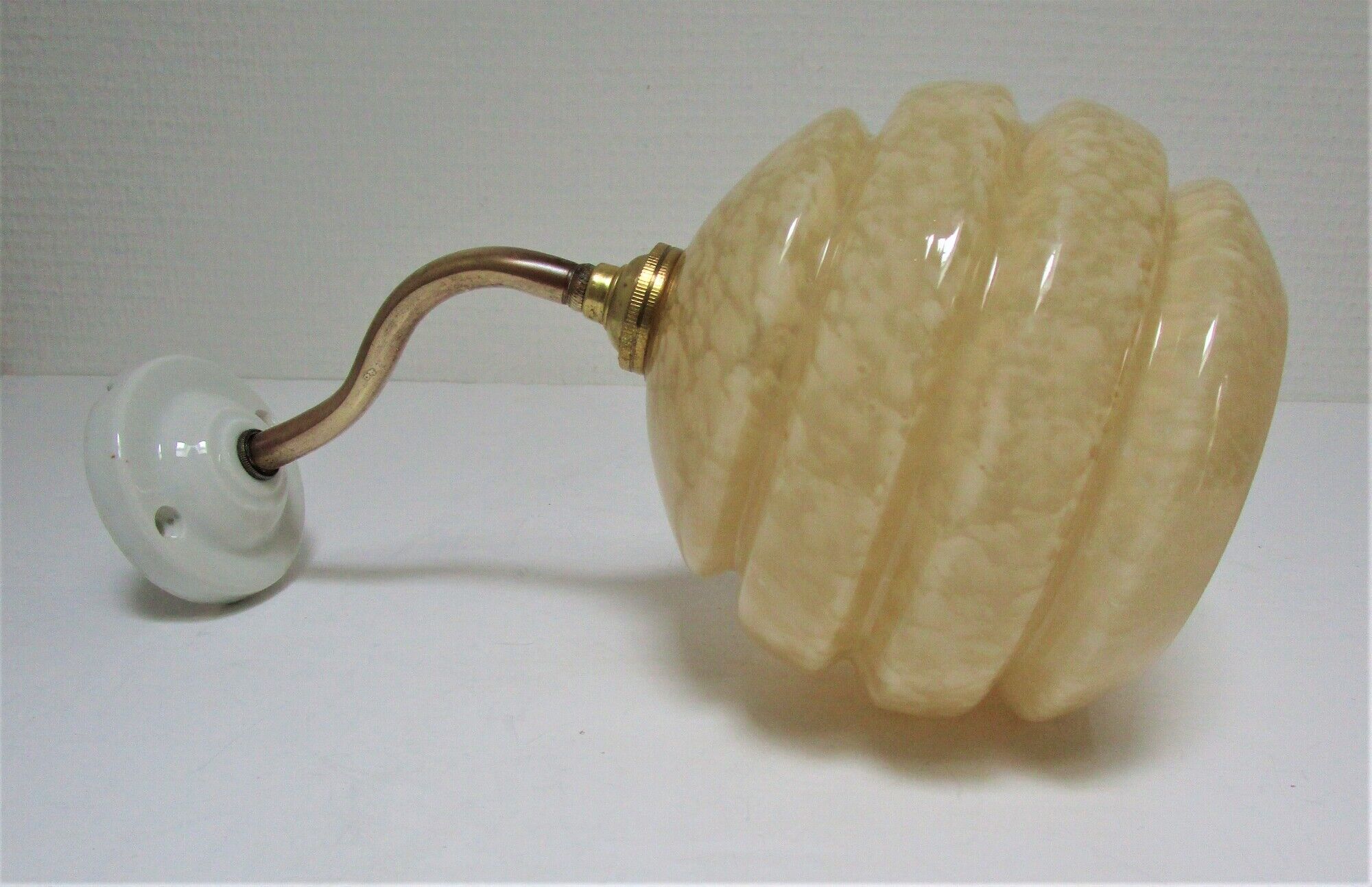 Applique porcelaine laiton et verre de Clichy jaune vanille