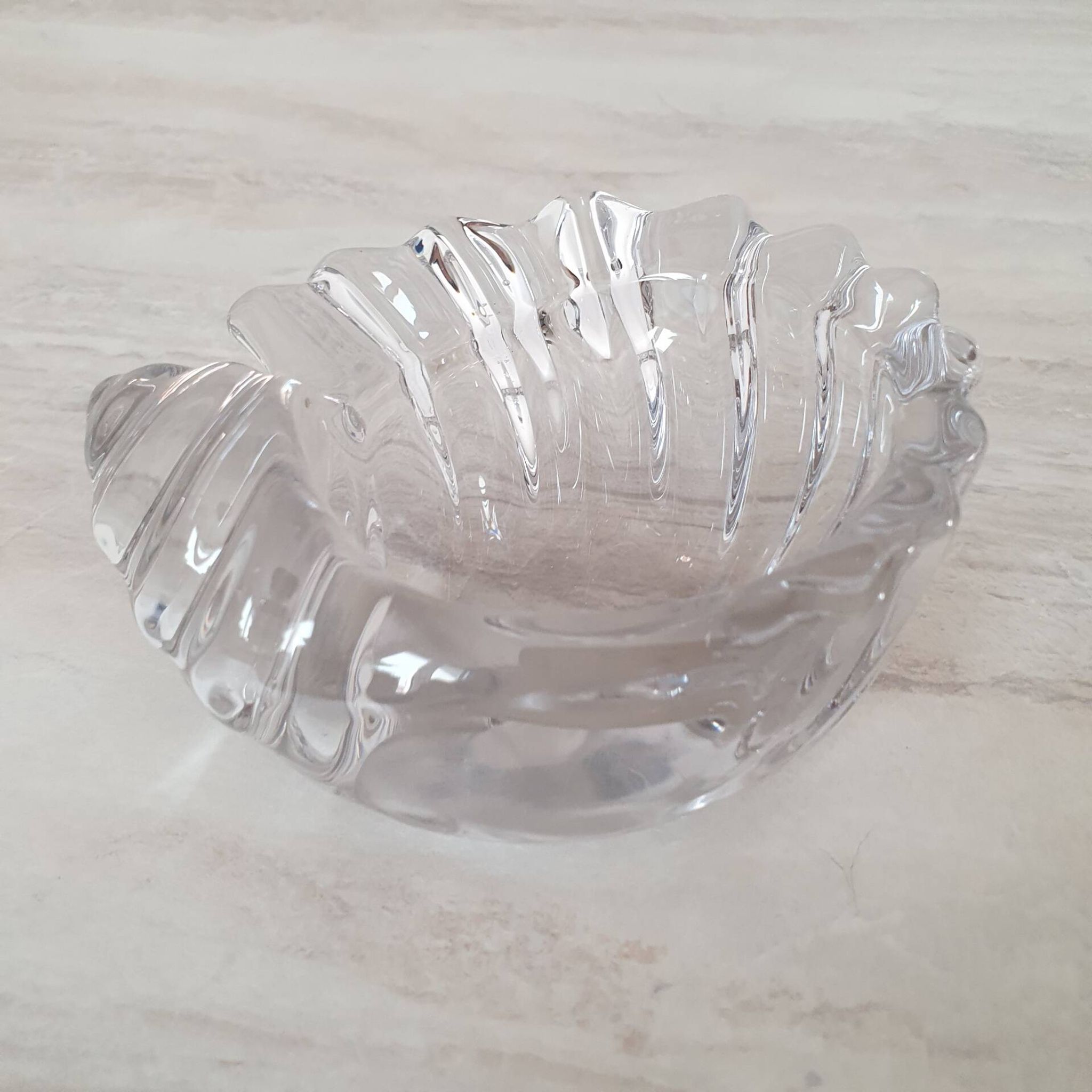 Shell-shaped glass pocket tray