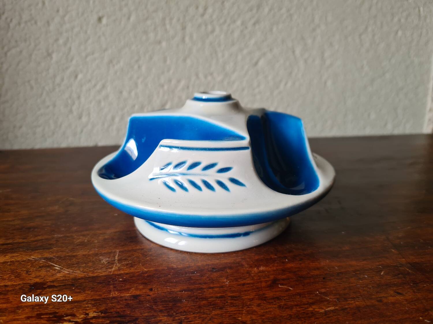 Three-pipe holder from the Art Ceramics collection