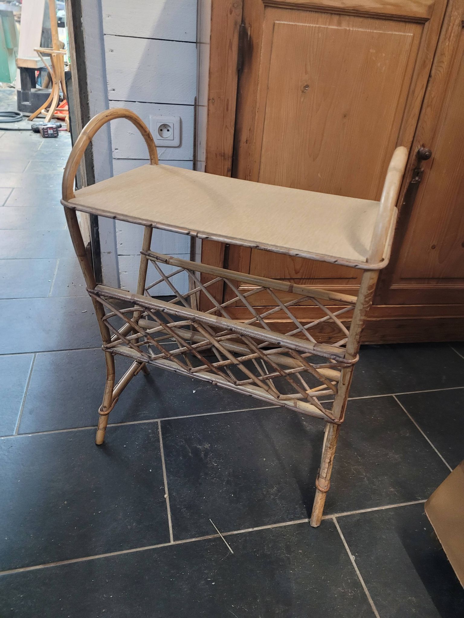 Porte revue en rotin vintage
