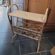 Porte revue en rotin vintage