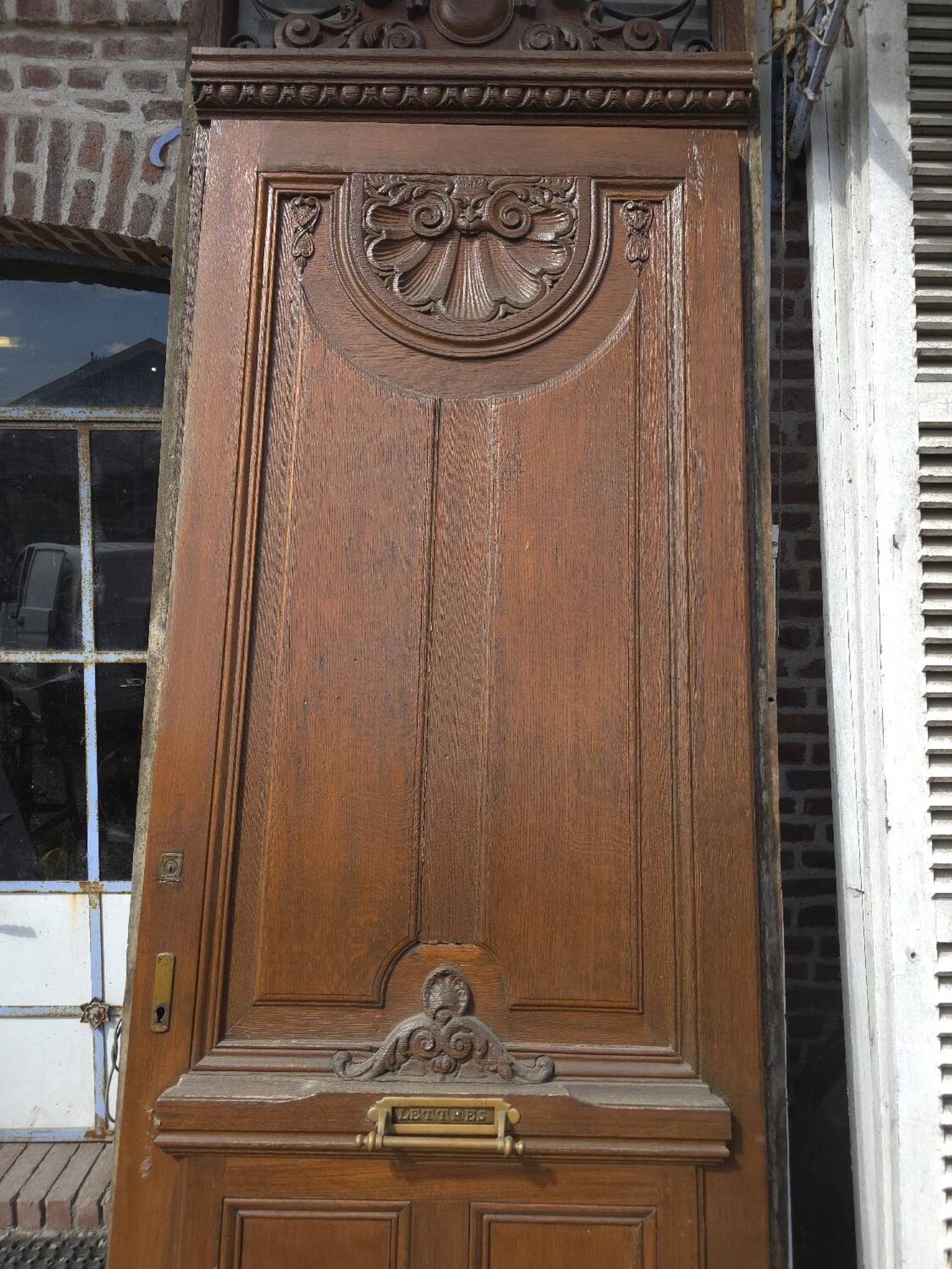 Porte d'entrée en chêne avec son bâti