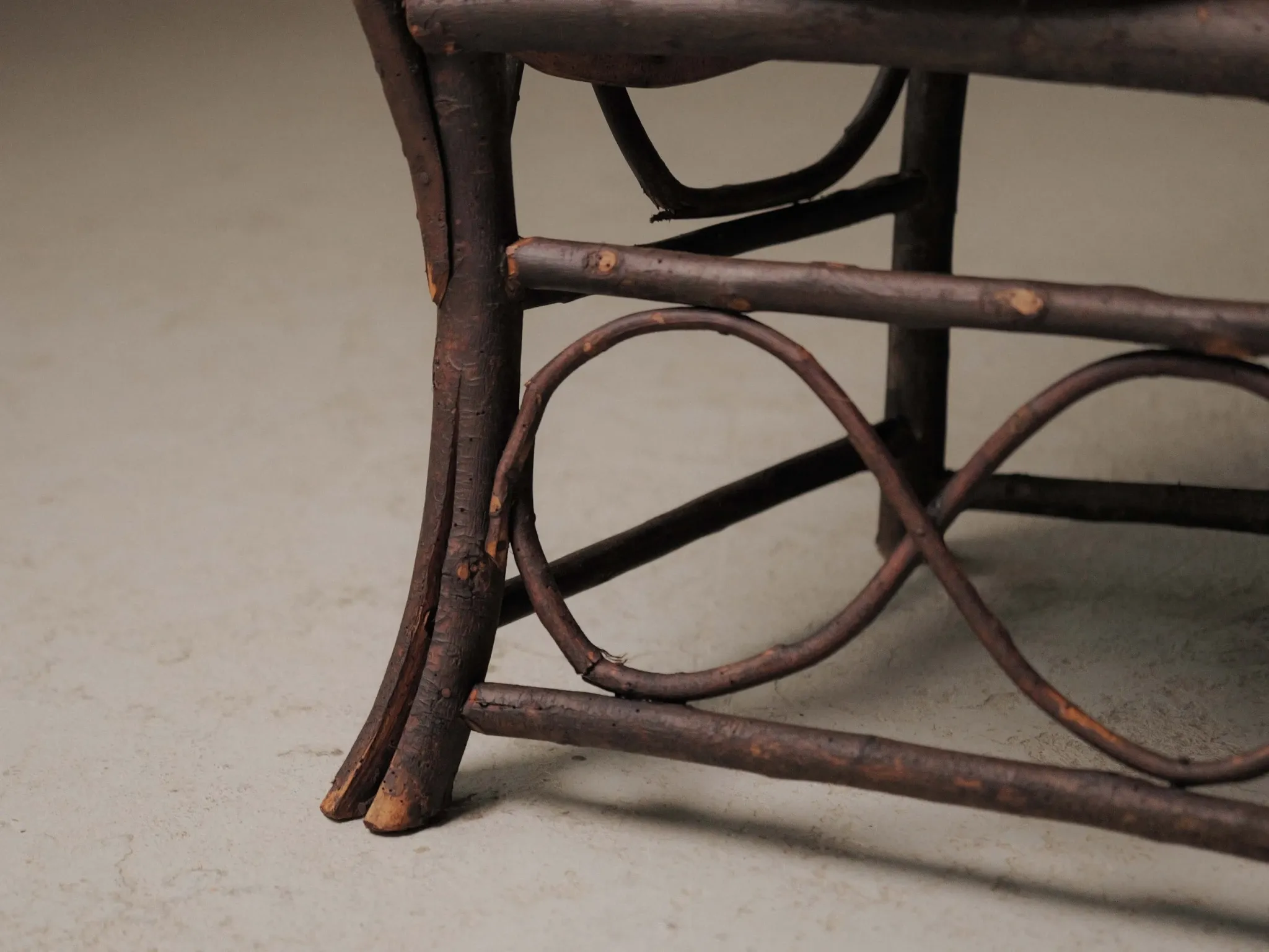 Fauteuil sculptural en bois courbé , Art Populaire, vers 1900