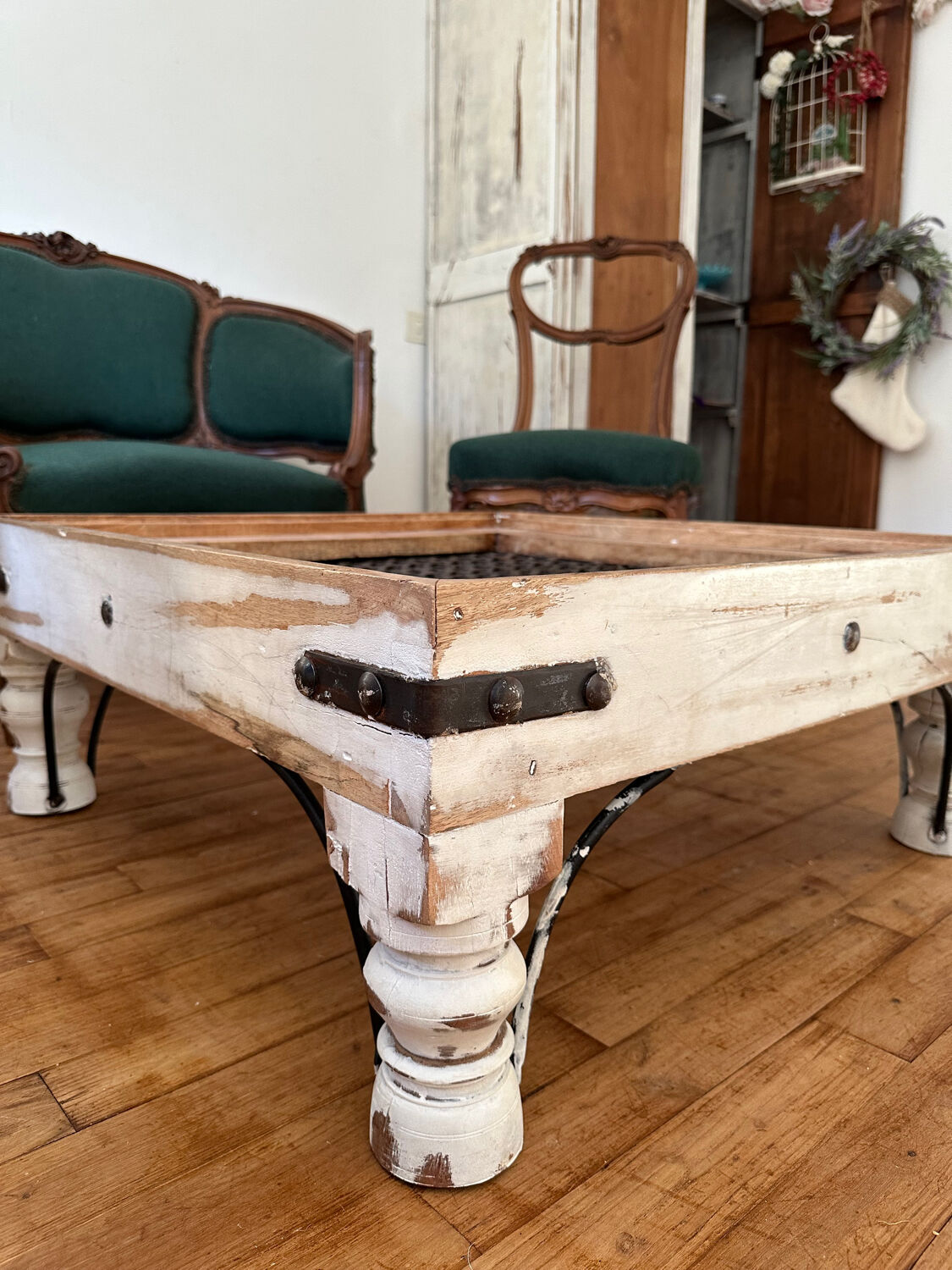 Wood and woven steel coffee table – Dual decorative use