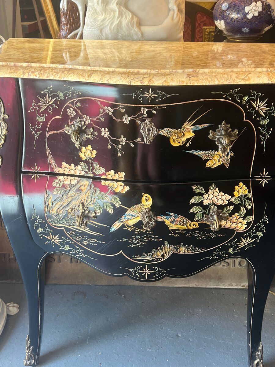 Curved lacquered wooden chest of drawers with Chinese decoration – 20th century (circa 1950-1960)