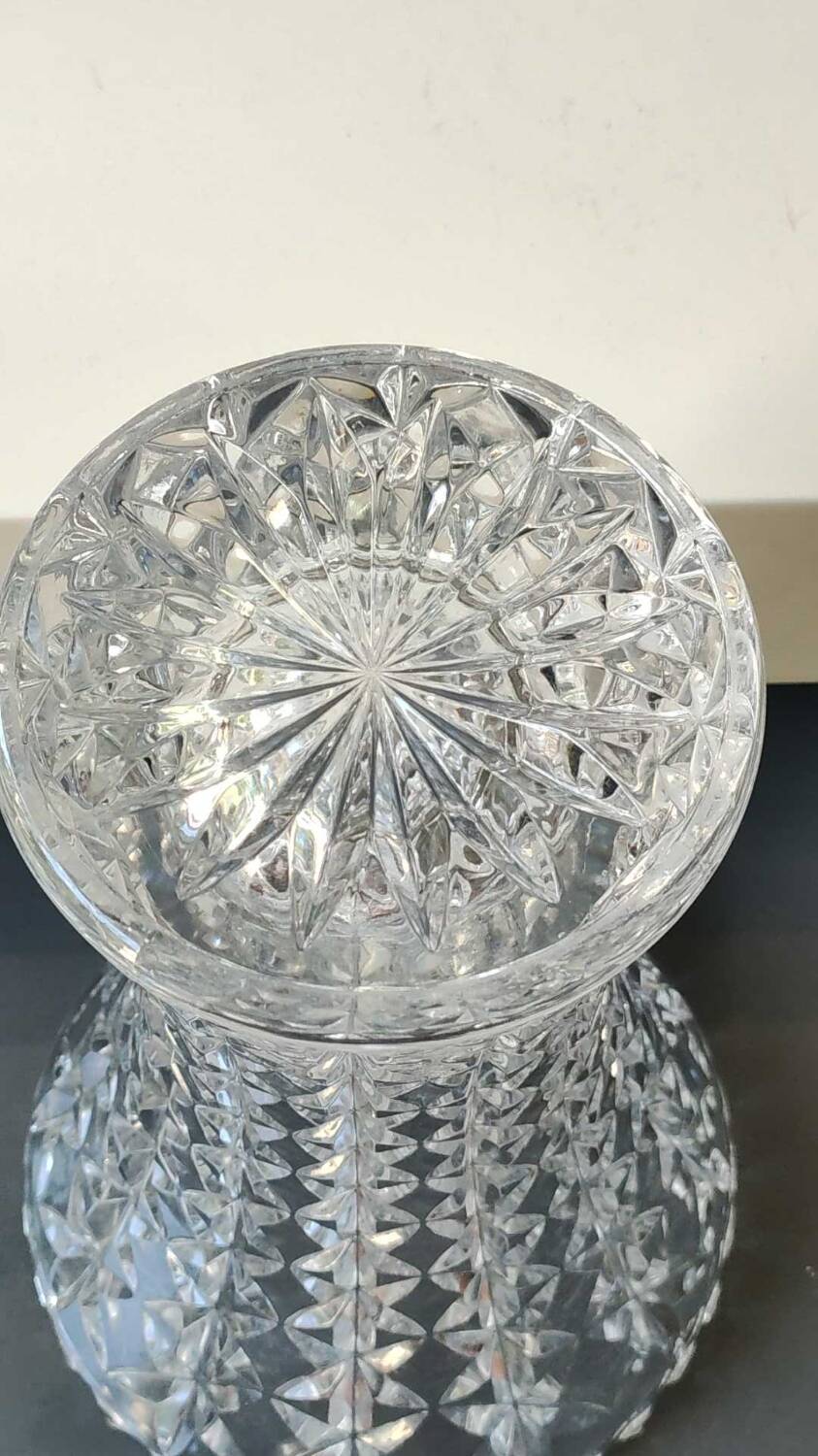 Large Tulipier Vase in cut Bohemian crystal. Star/diamond patterns. High 26 cm
