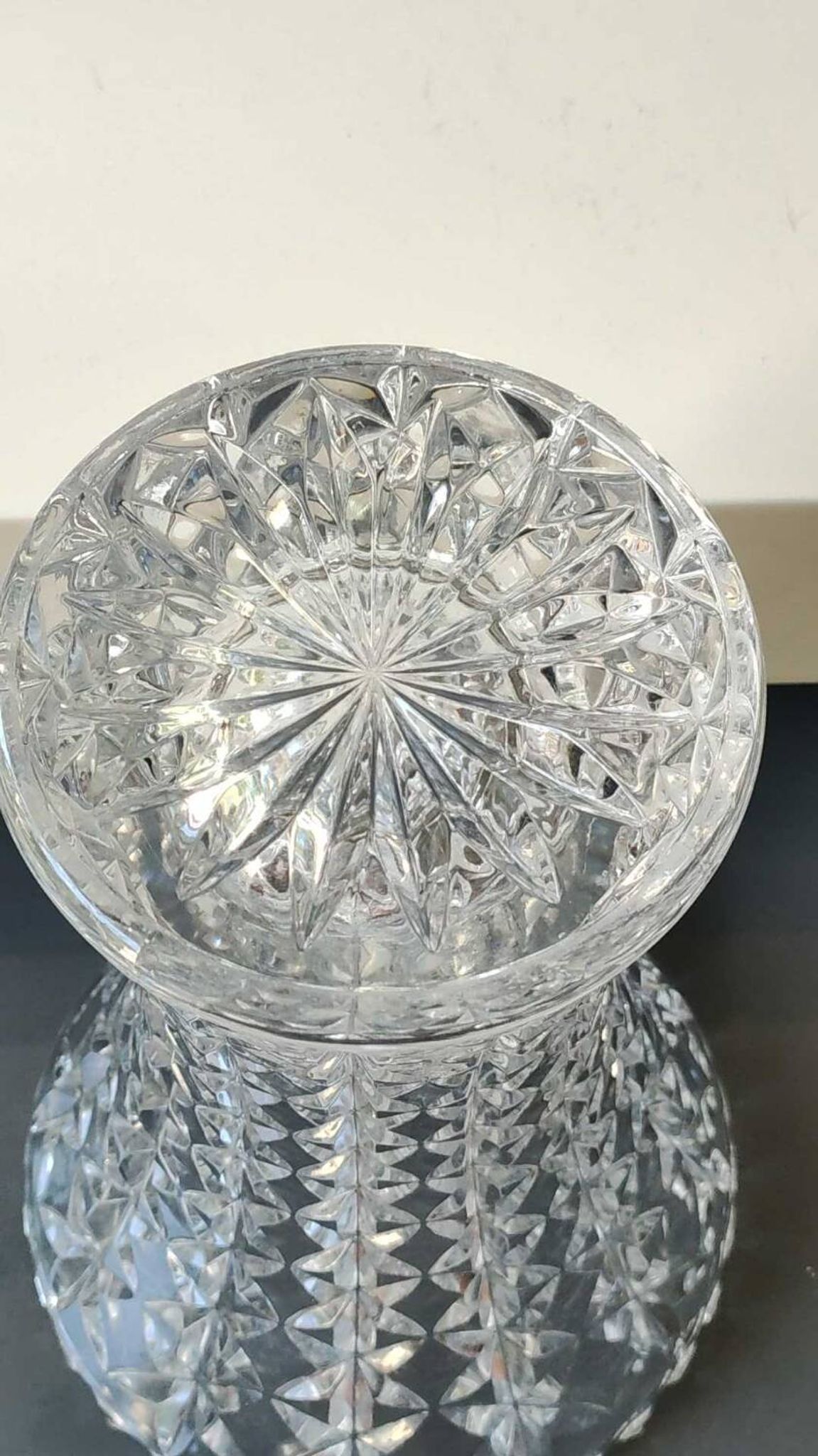 Grand Vase Tulipier en cristal de Bohème taillé. Motifs étoilés/losanges. Haut 26 cm
