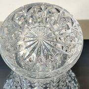 Grand Vase Tulipier en cristal de Bohème taillé. Motifs étoilés/losanges. Haut 26 cm