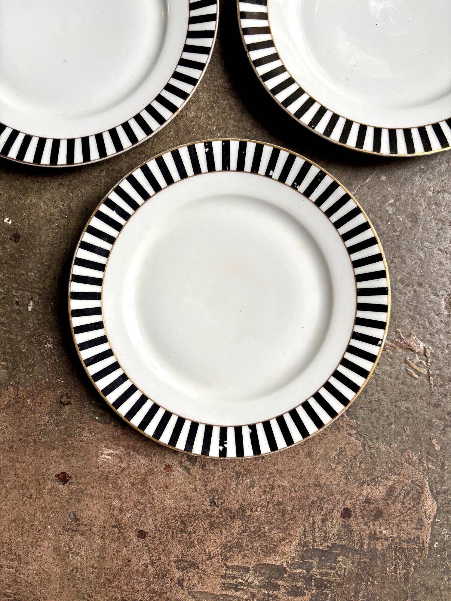 4 dessert plates in white, black and gold Limoges porcelain