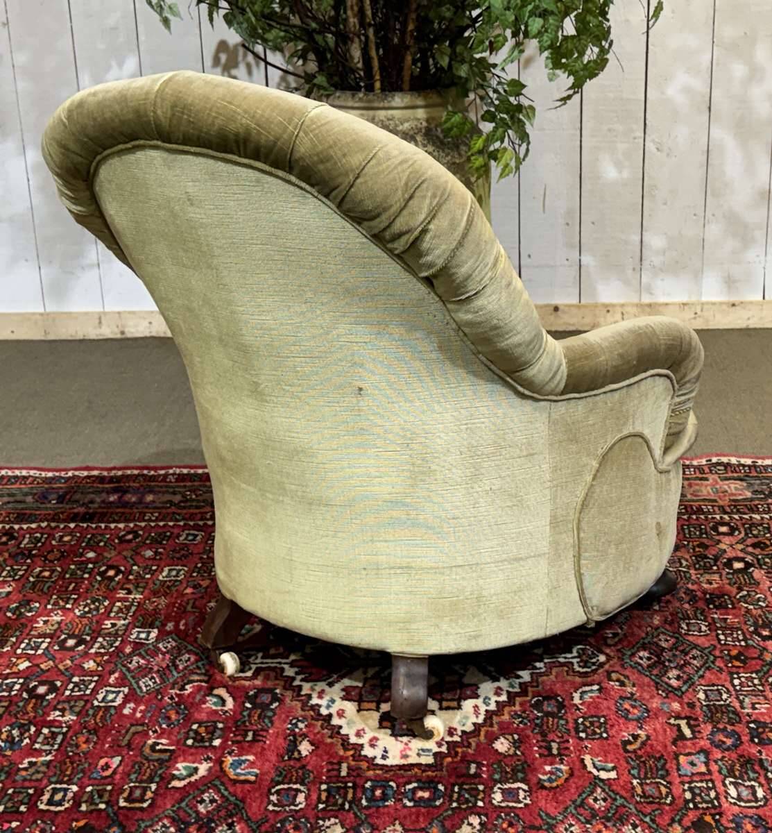 English armchair from the late 19th century.