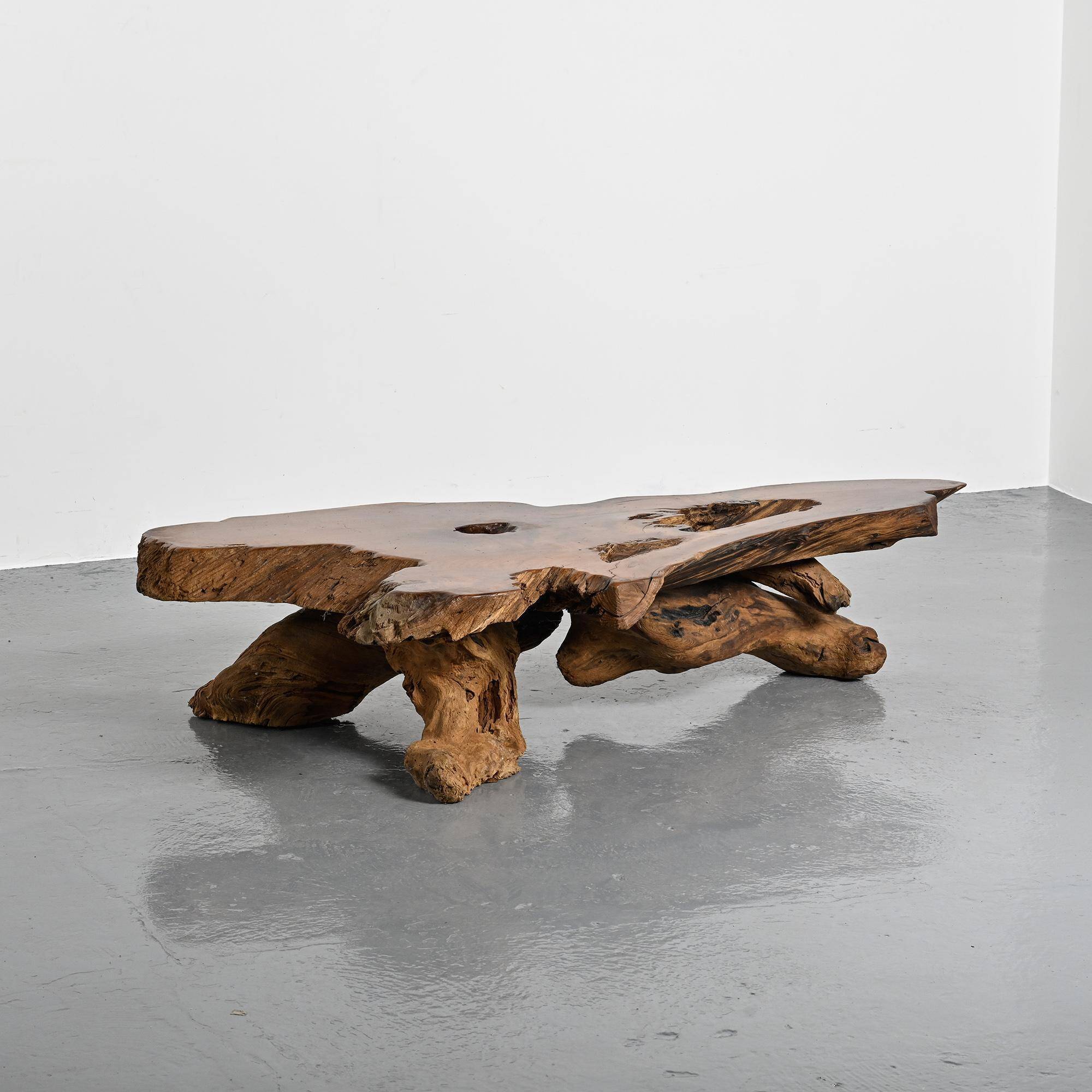 Coffee table made from sequoia root, American craftsmanship, Redwood Park, California, around 1970.