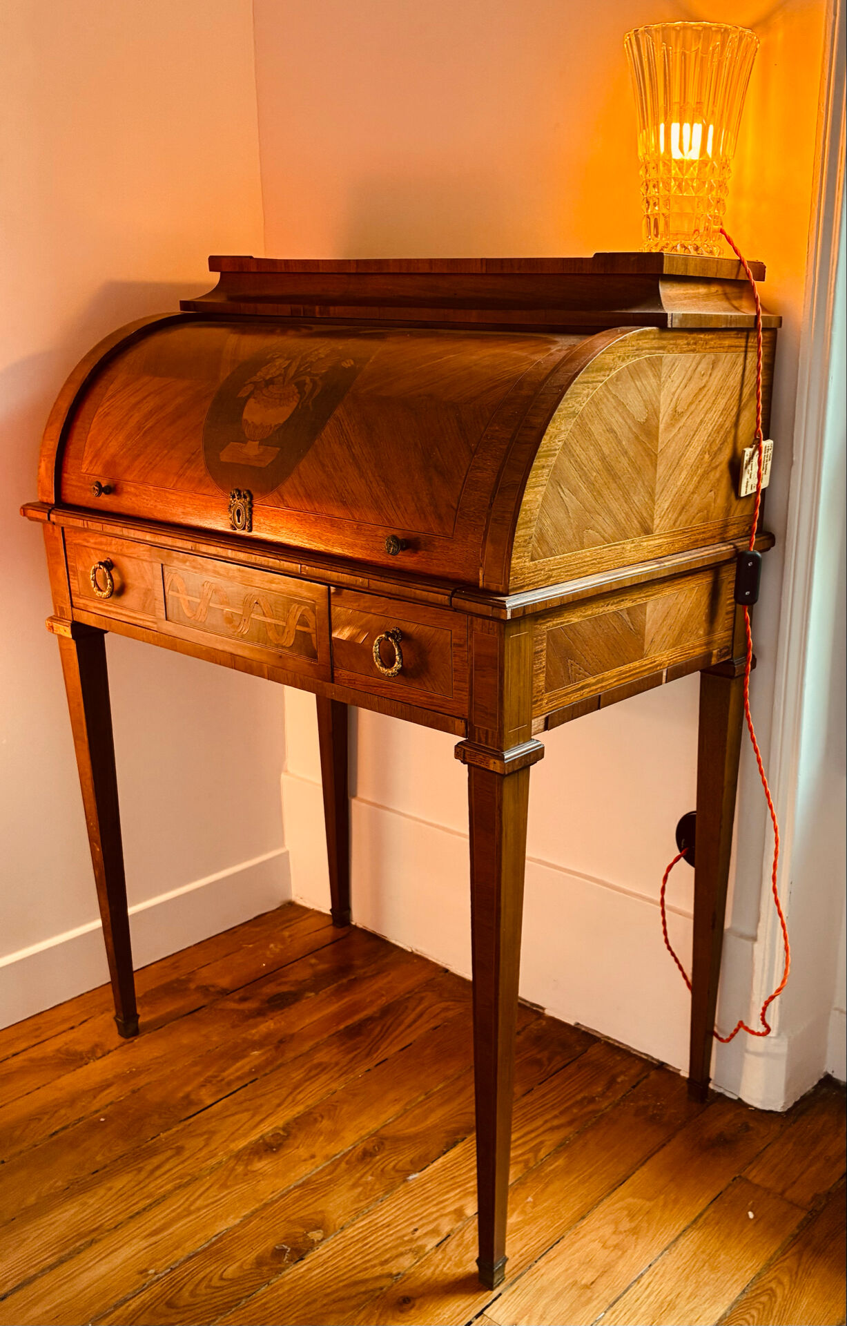 Cylinder desk