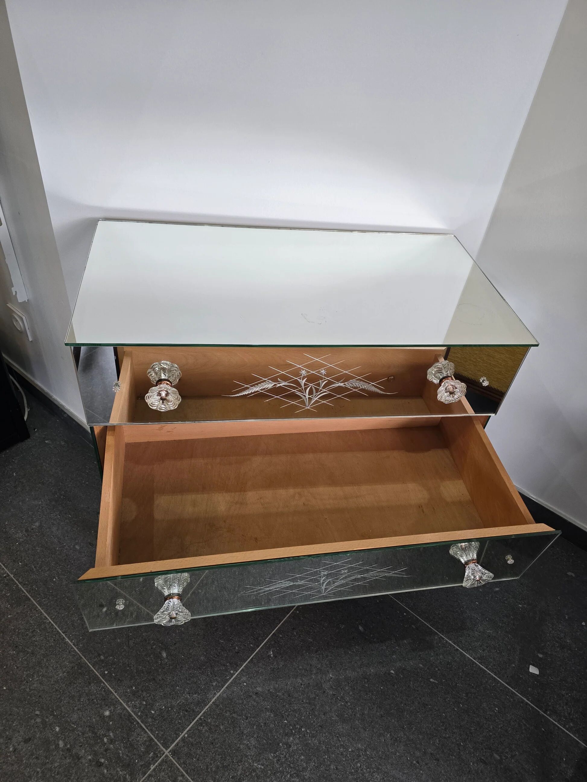 Venetian mirrored commode with 3 drawers