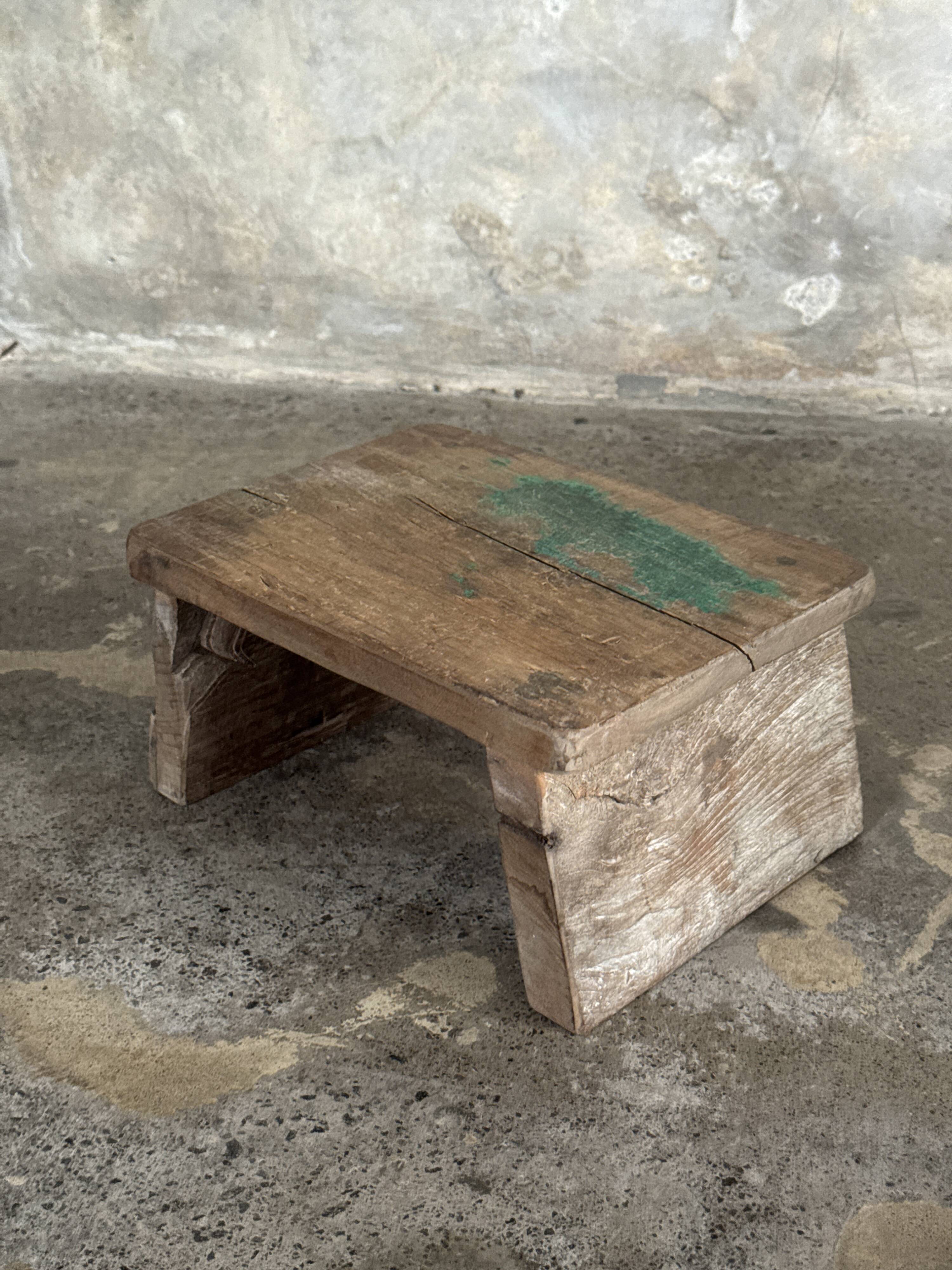 Tabouret d'appoint en teck upcyclé, traces de chromie verte