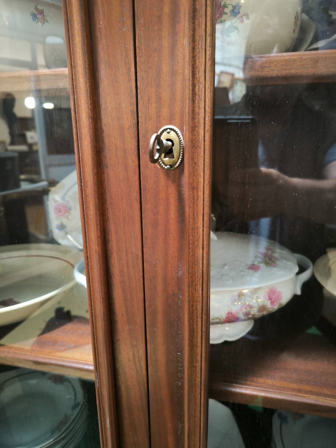 Bibliothèque en acajou de style néo Louis XVI vers 1960