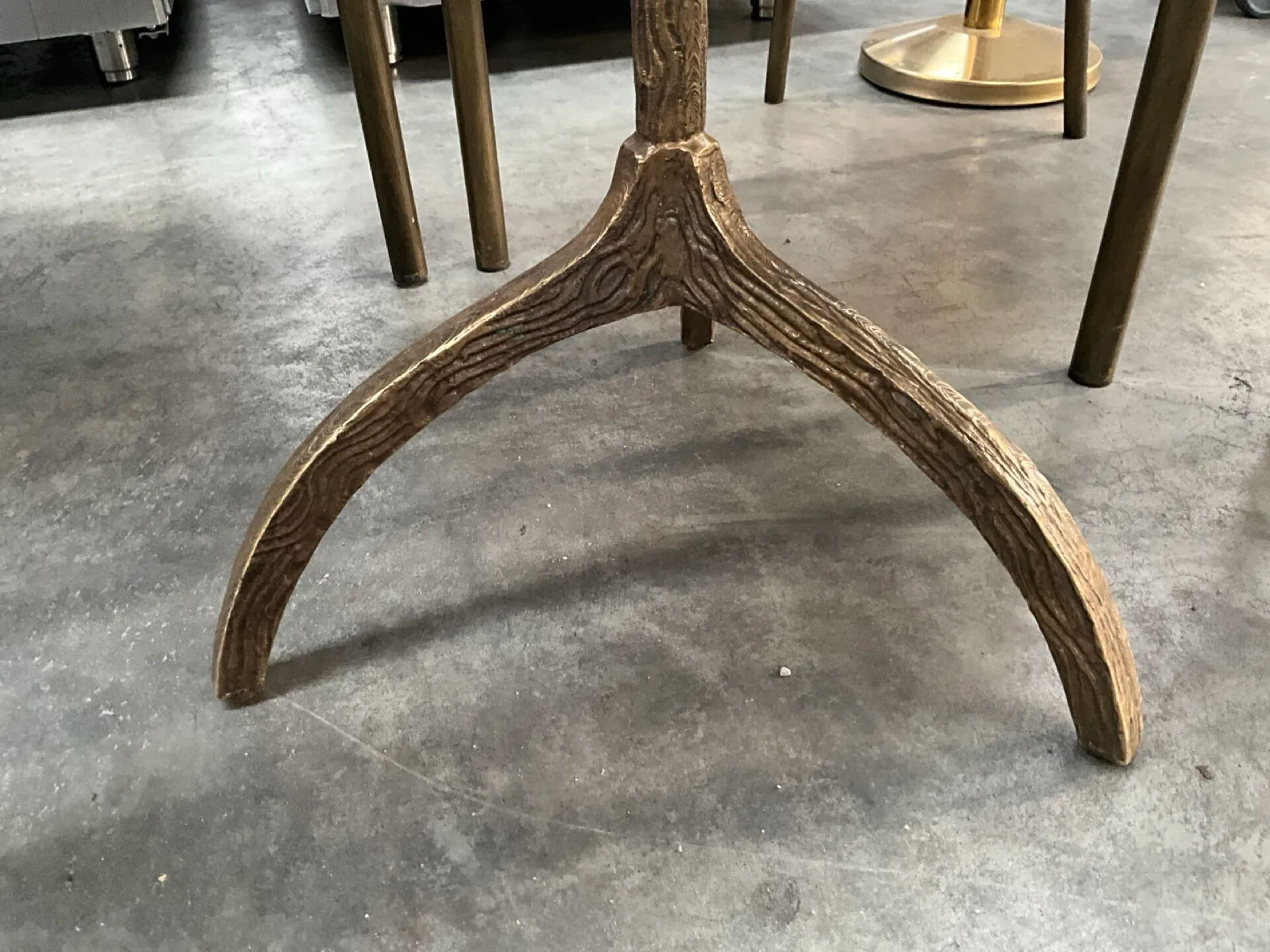 Table en marbre et laiton