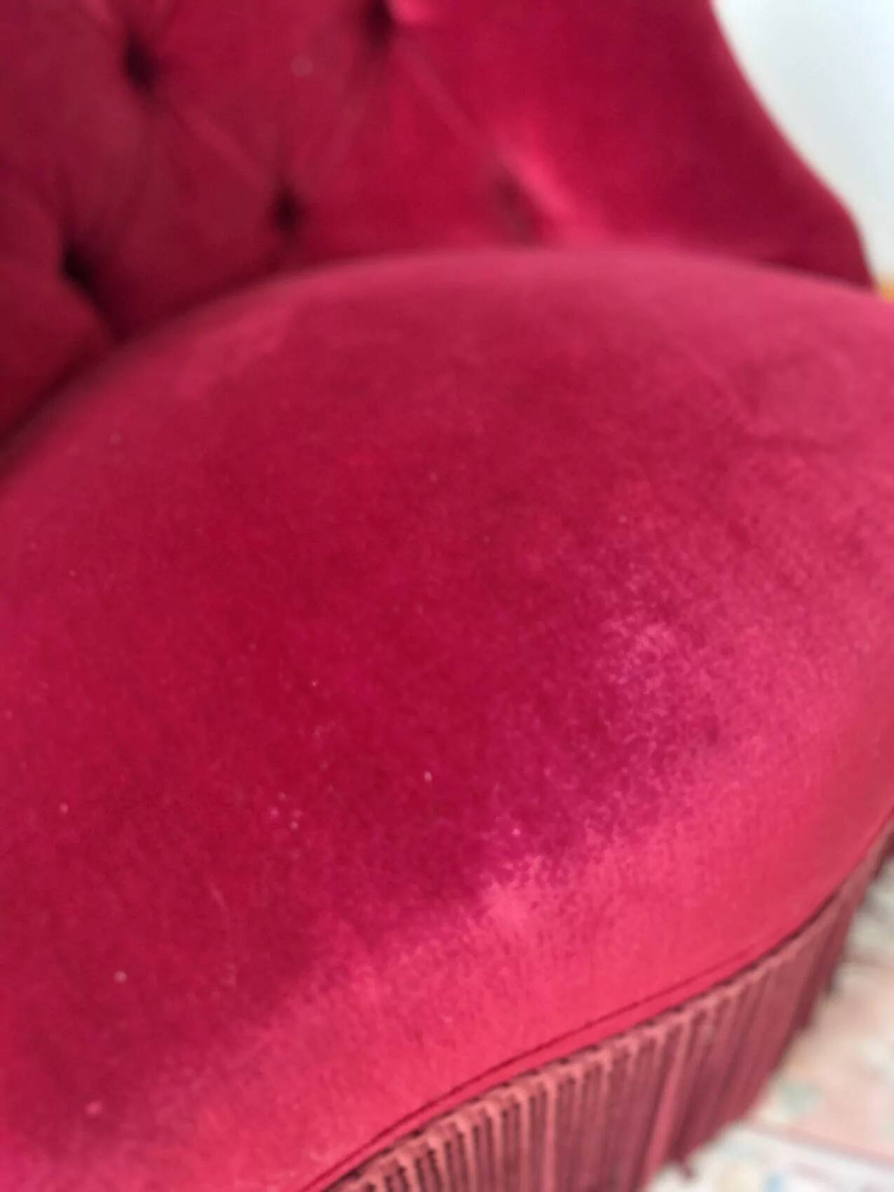 Burgundy velvet armchair – tufted – timeless charm