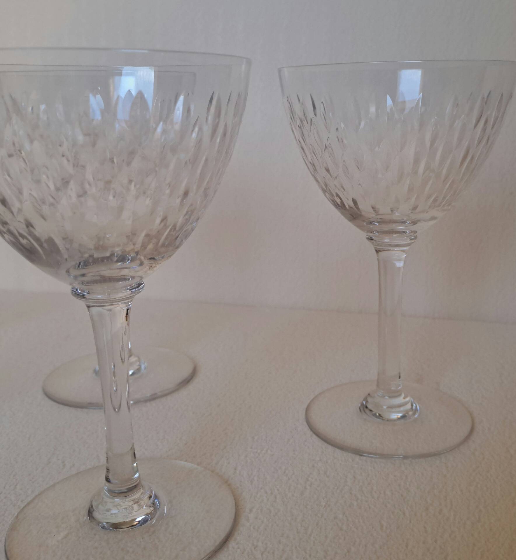 9 crystal water glasses from Baccarat Magenta Grain De Riz, height 15.5 cm.