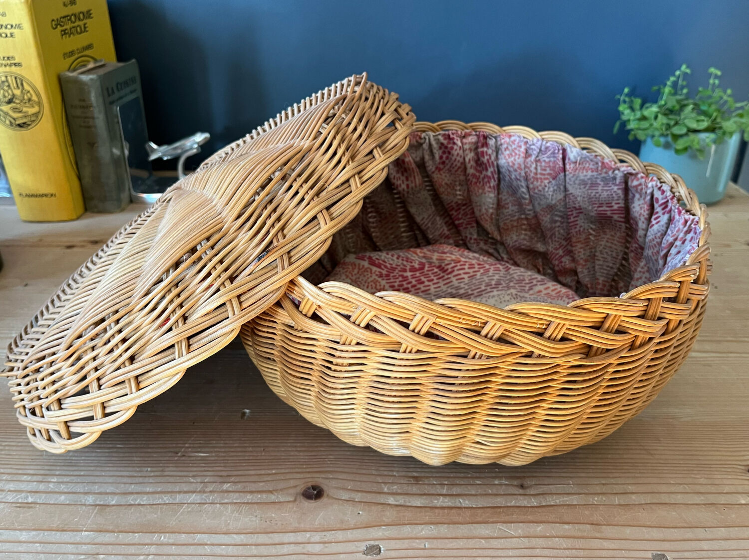Round rattan basket