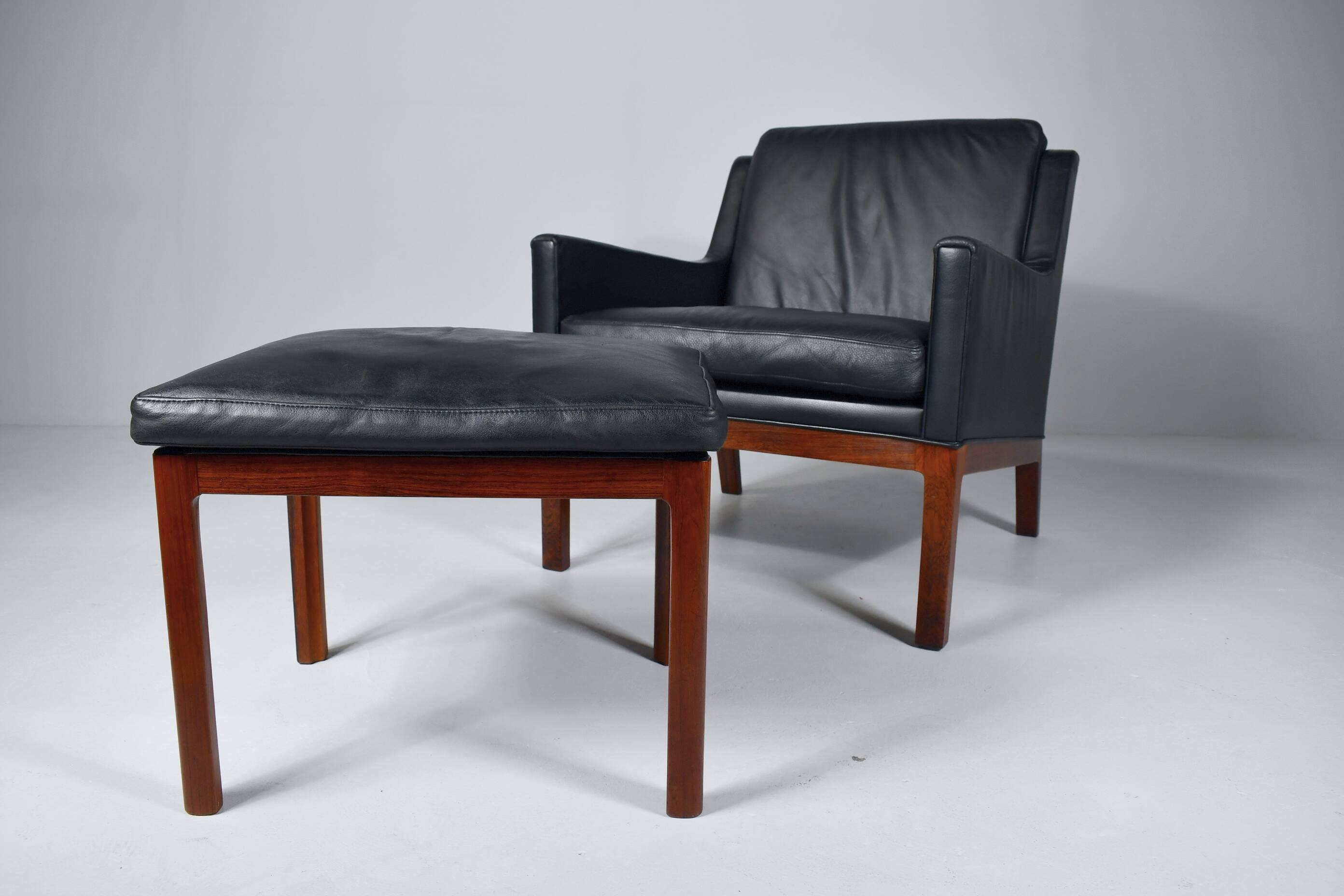 Fauteuil et repose-pieds en cuir par Kai Lyngfeldt-Larsen. Danemark, années 1960.