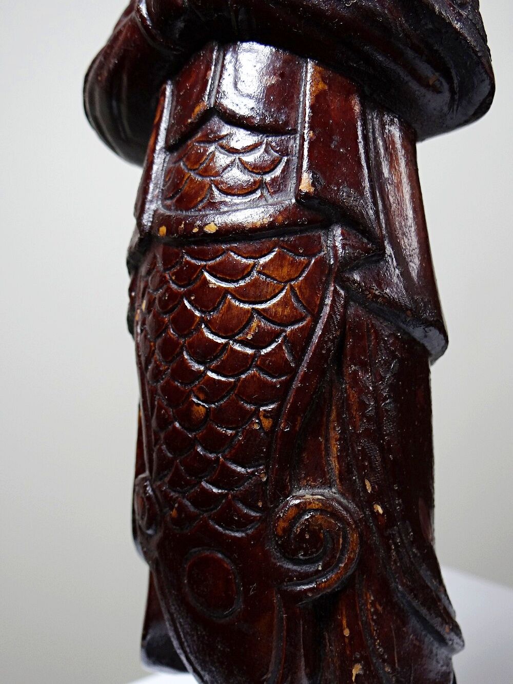 Asian statuette, popular art in carved monoxyle wood, vintage 1930-1960.