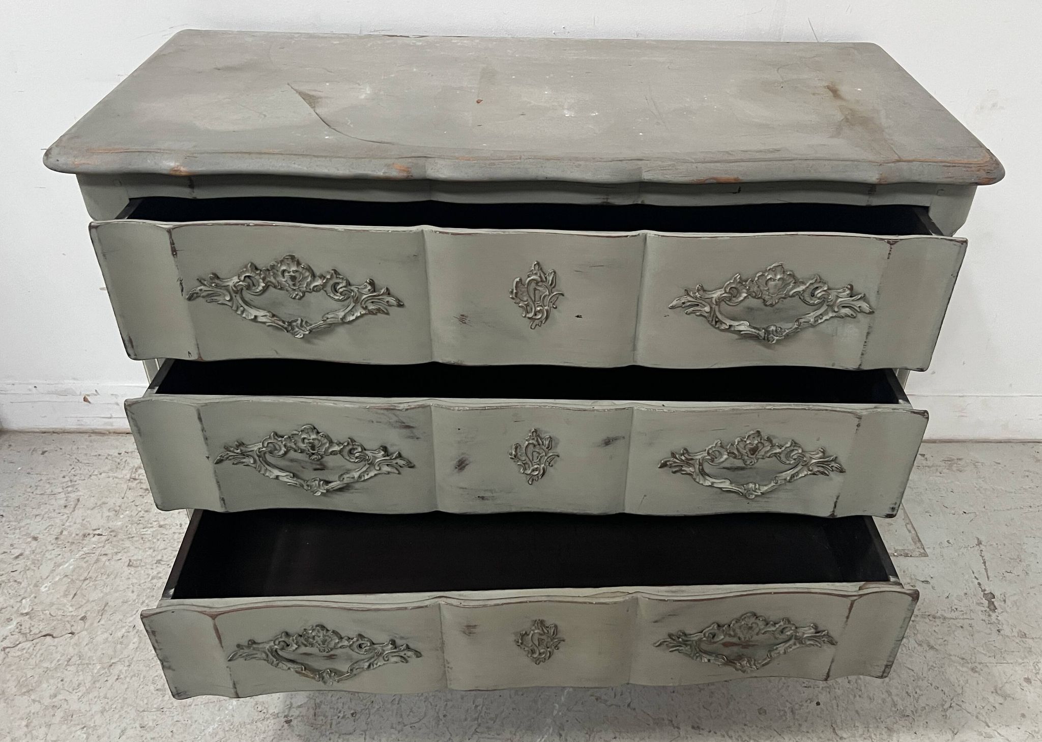 Commode arbalète de style Louis XV en chêne patiné XX siècle