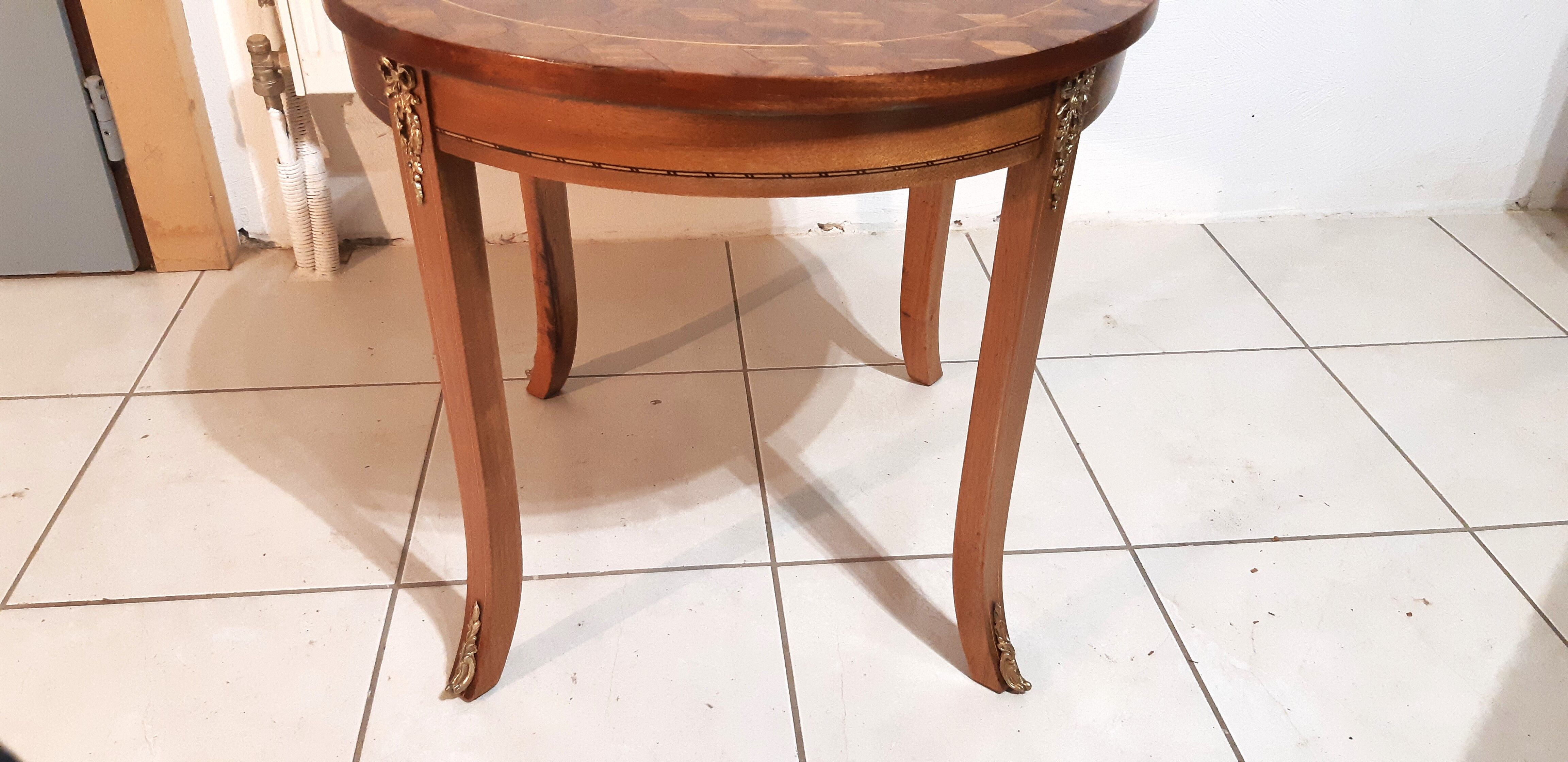 Round coffee table Louis XVI style markerage in checkerboard cubes, nineteenth century