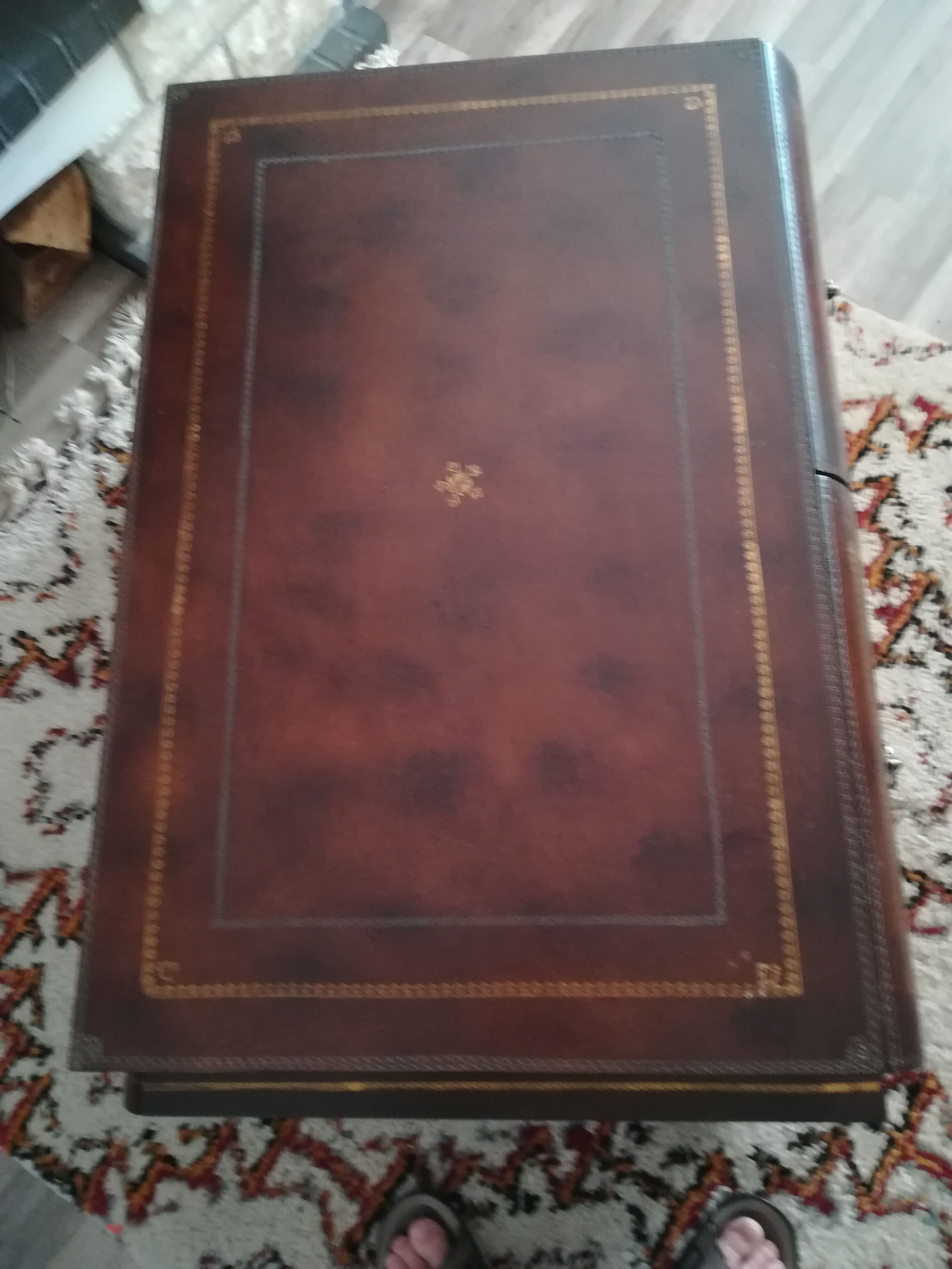 Low Table Theodore Alexander in the shape of a Giant Book