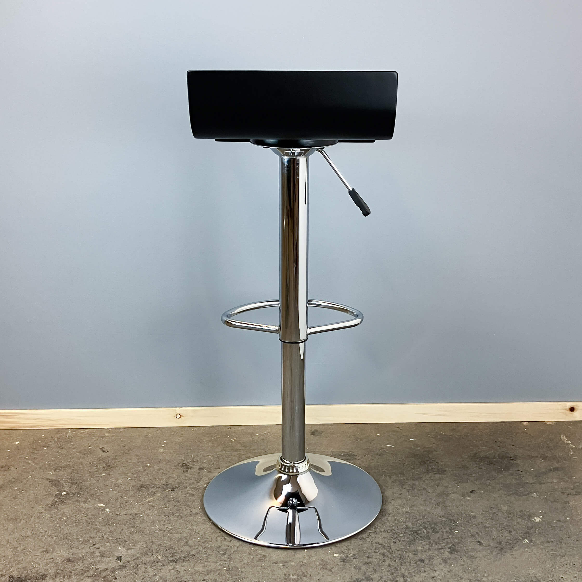 Deux tabourets de bar réglables en hauteur, chromés et en contreplaqué cintré, années 70, vintage