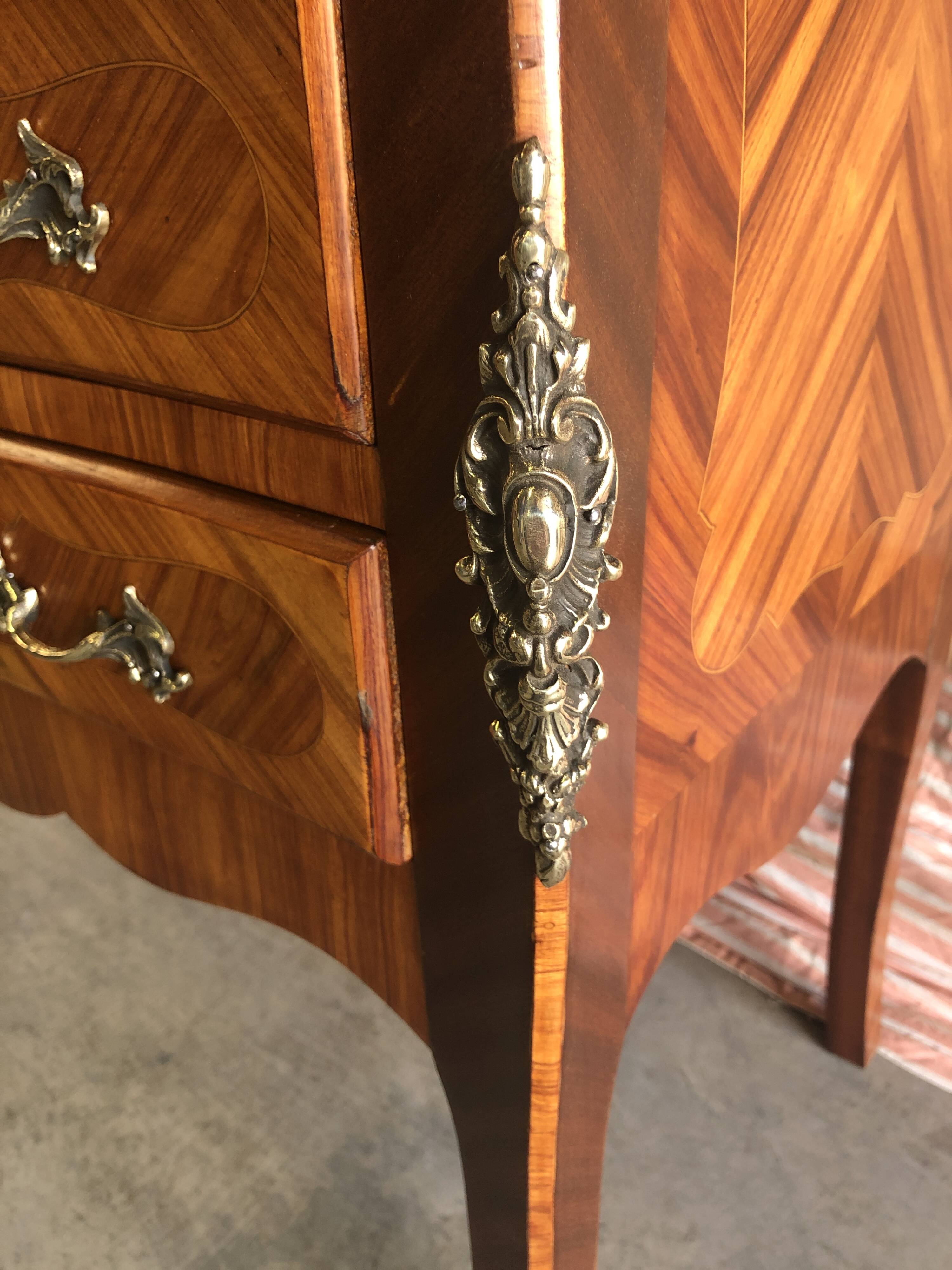Petite commode « entre deux «
