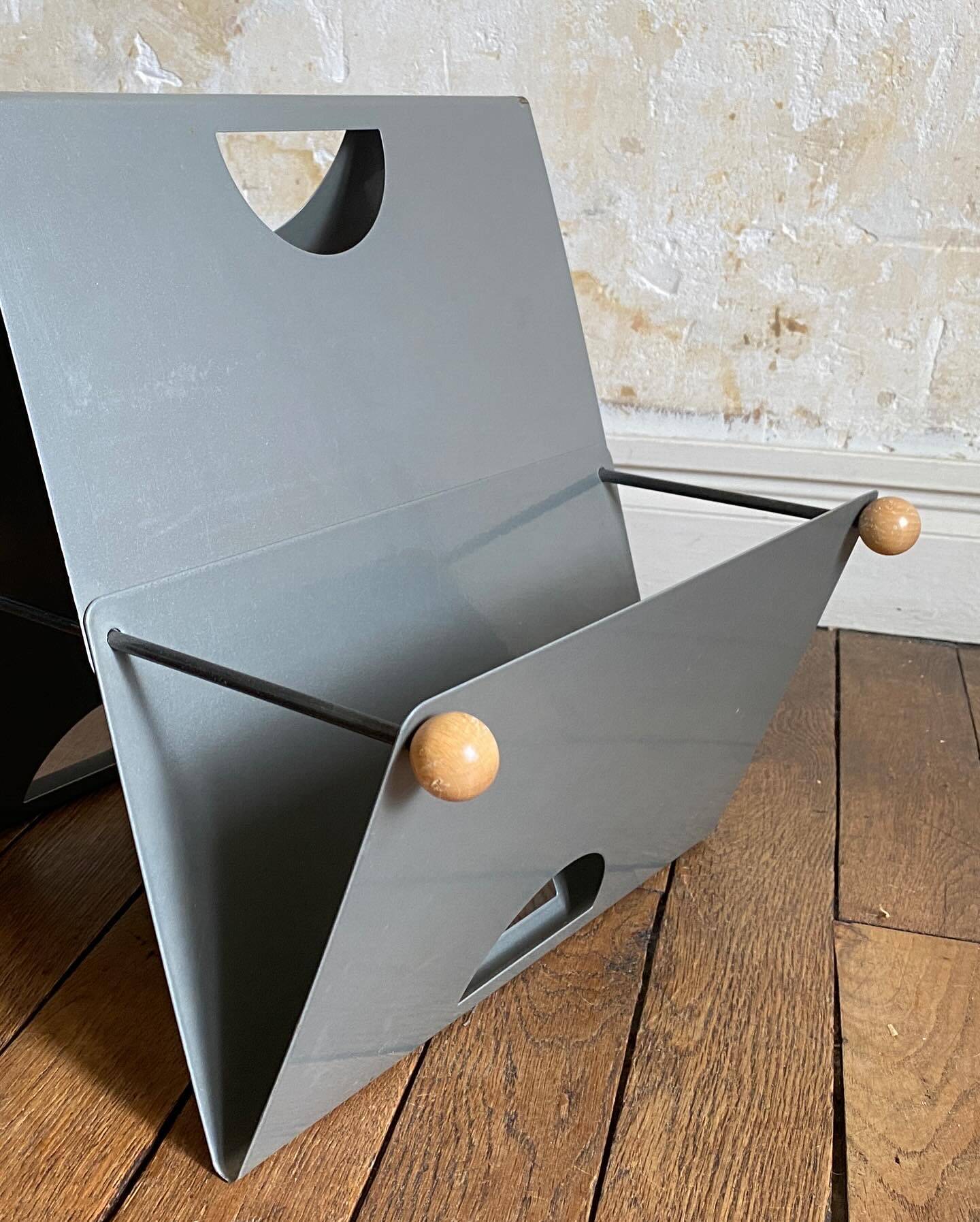 Memphis style magazine rack