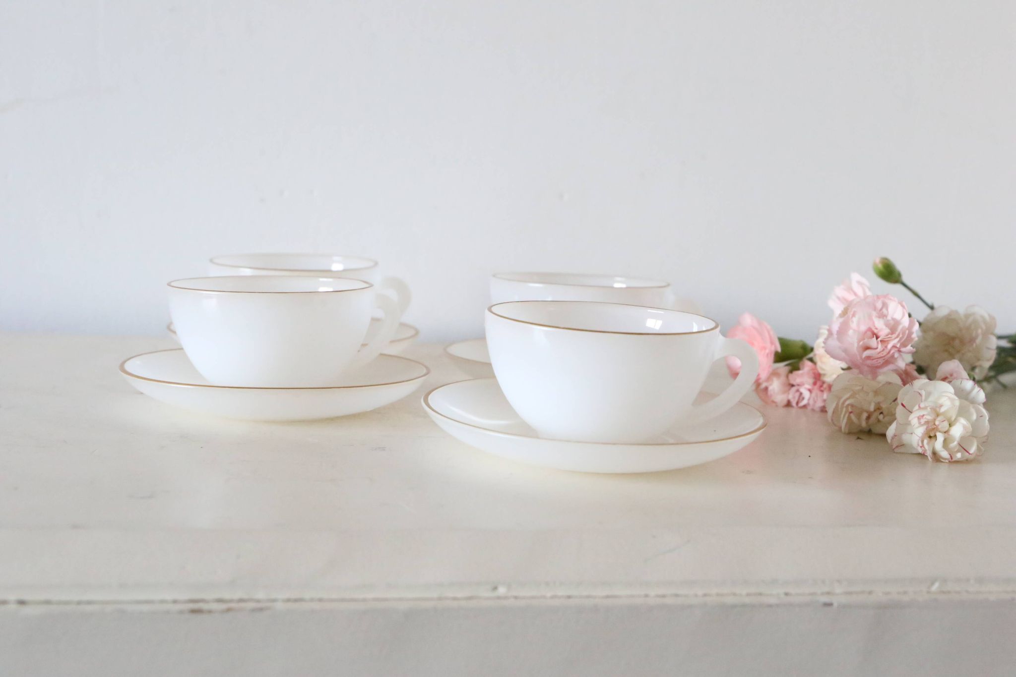 Set of 4 cups and under cups Arcopal harlequin range, white and gold, made in France