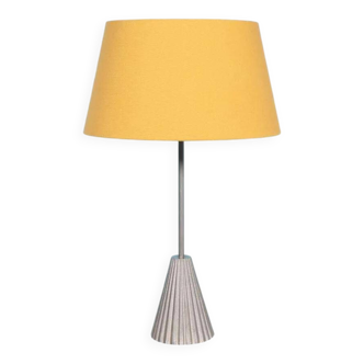 Vintage table lamp with modern design, Ghyzcy selection.