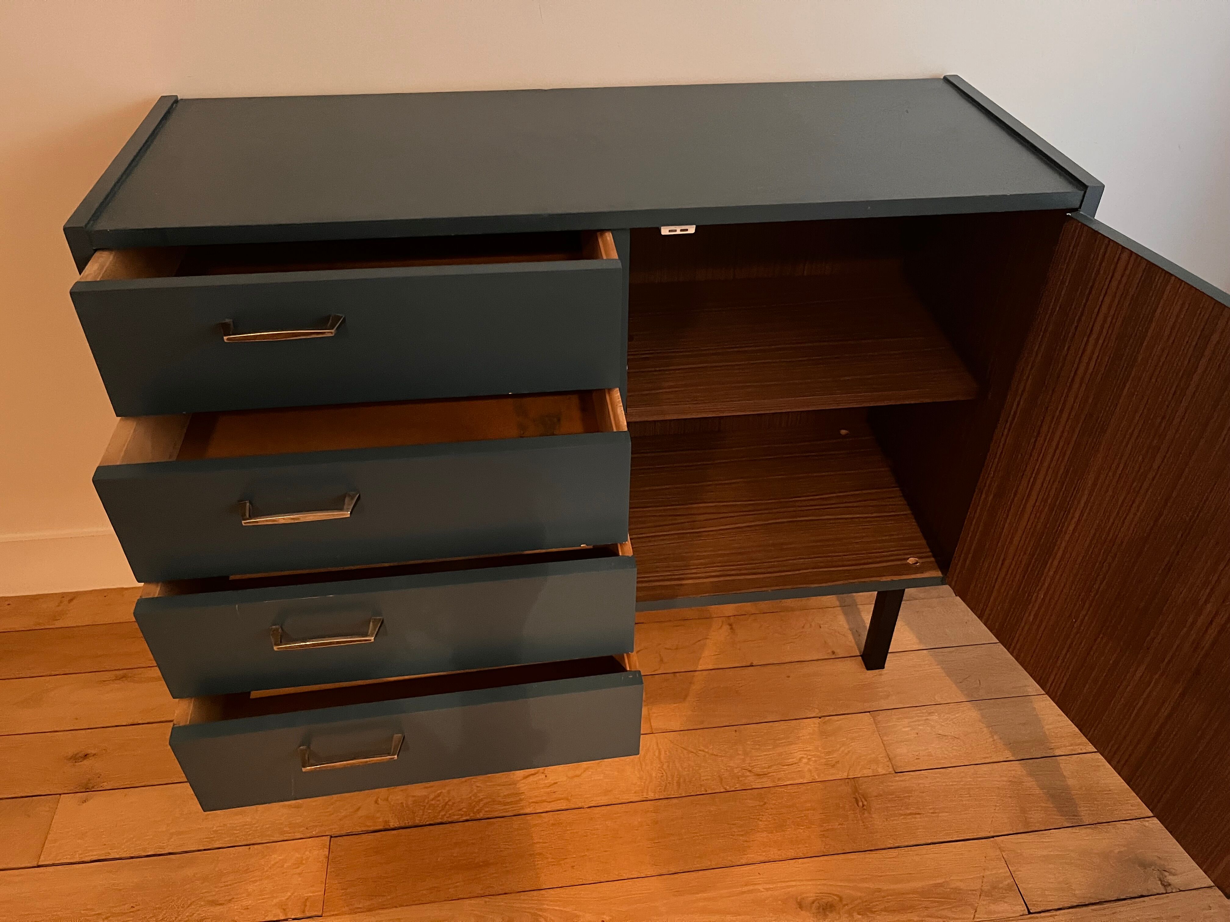 Buffet bleu