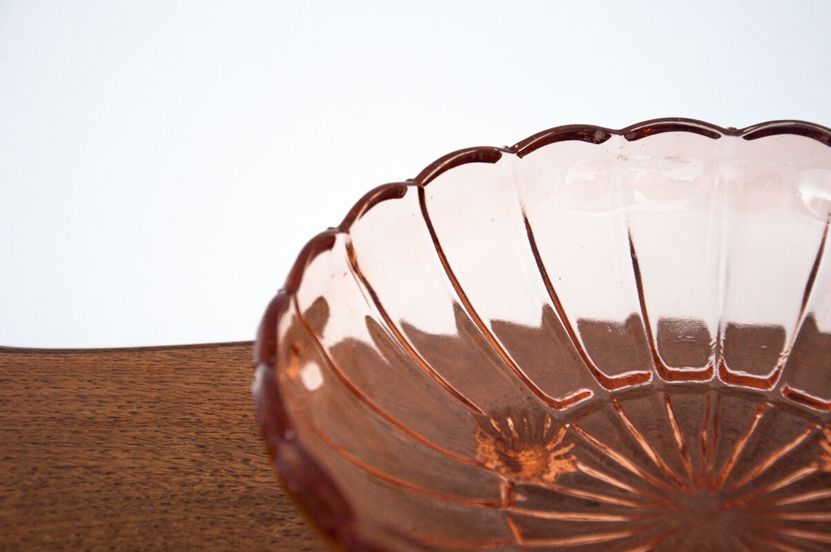 Salmon colored bowl on legs, Ząbkowice, Poland, 1930s