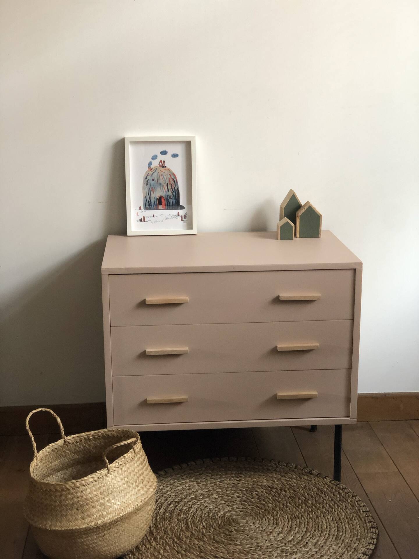 Commode rose rénovée